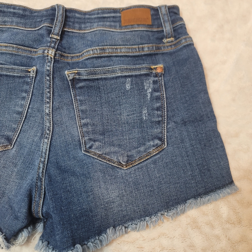 Judy Blue Women's Shorts Size 1/25 Medium Wash Denim - Picture 6 of 14